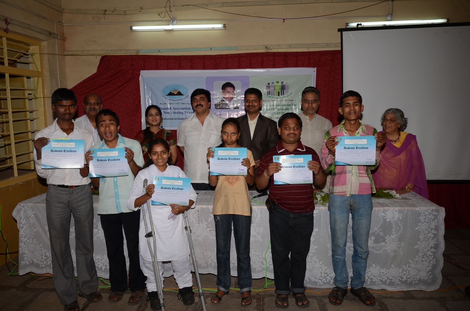 Felicitated-students-with-guest-on-26-08-12